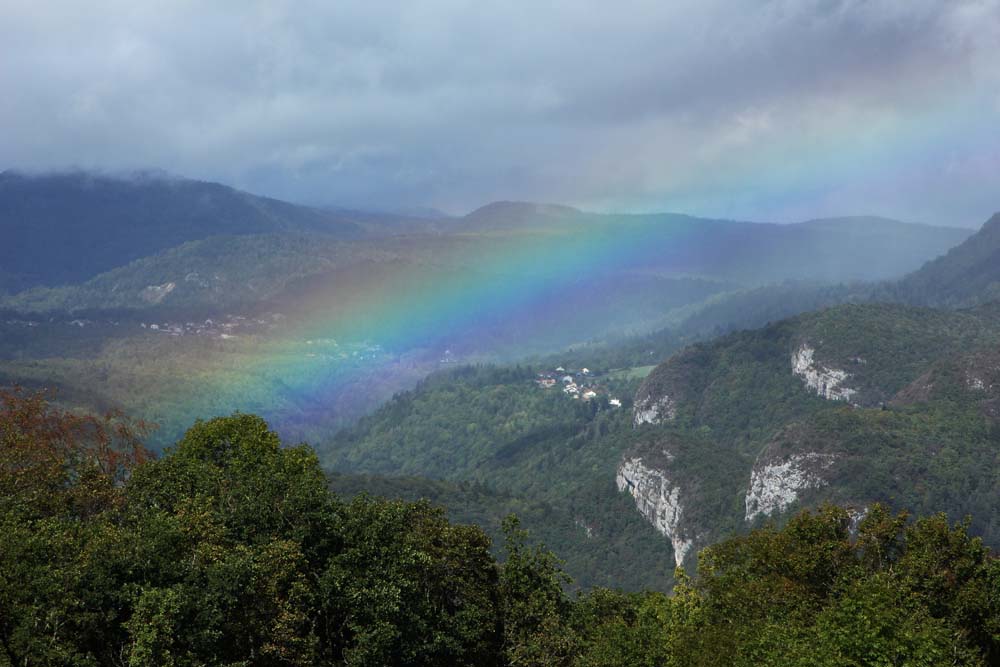 Arc-en-ciel sur la vallée de la Bienne, Jura, développement durable