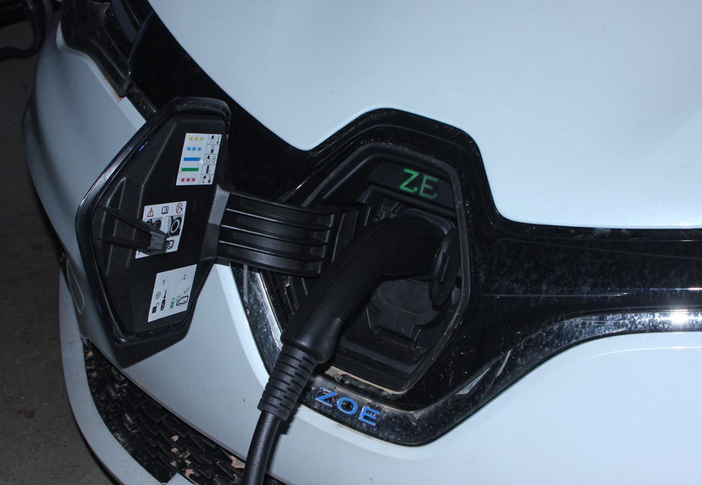 Voiture électrique en charge<br>zoé