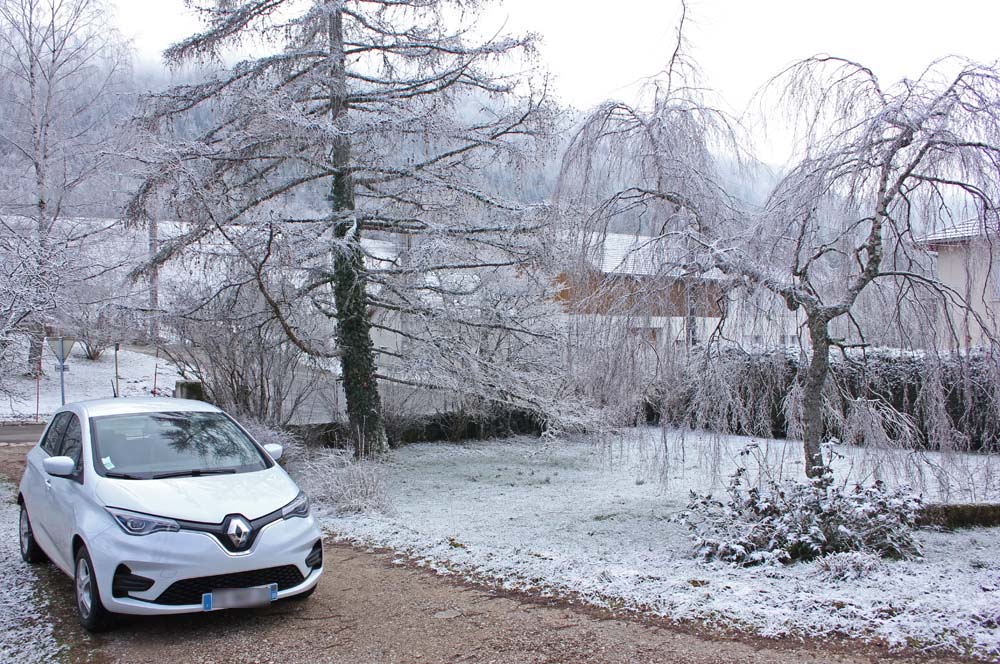 Voiture électrique Zoé<br>sous la neige