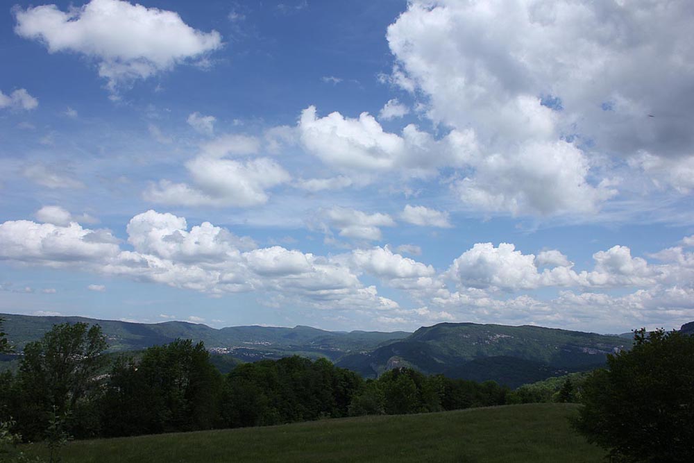 Ciel nuageux sur les villages de Larrivoire, Ponthoux, Lavans-les-Saint-Claudes, Saint-Lupiçin, Leschères, Raviolles et Cuttura