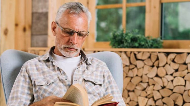 Comment vaincre la solitude à la retraite : conseils pratiques et inspirants pour retrouver du lien