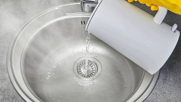Versez un demi-verre et le bouchon disparaît : déboucher évier sel, une méthode plus efficace que vinaigre et bicarbonate