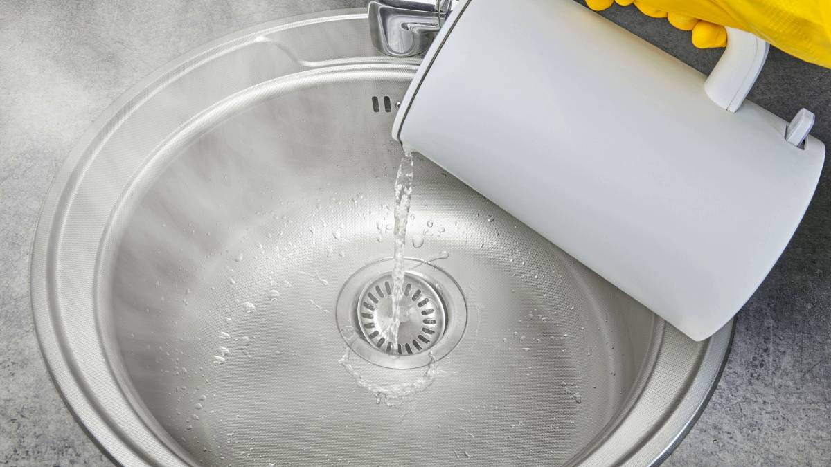 Versez un demi-verre et le bouchon disparaît : déboucher évier sel, une méthode plus efficace que vinaigre et bicarbonate